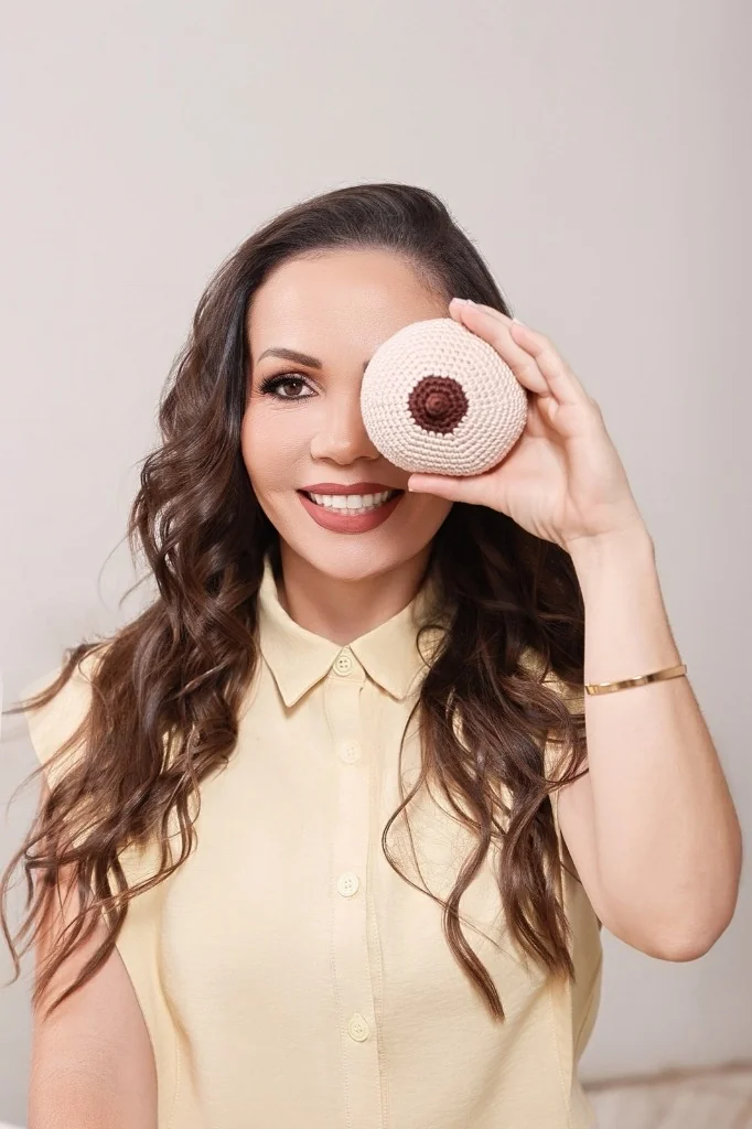 Rainéria Souza, Enfermeira Obstetra e Consultora em Amamentação com modelo didático
